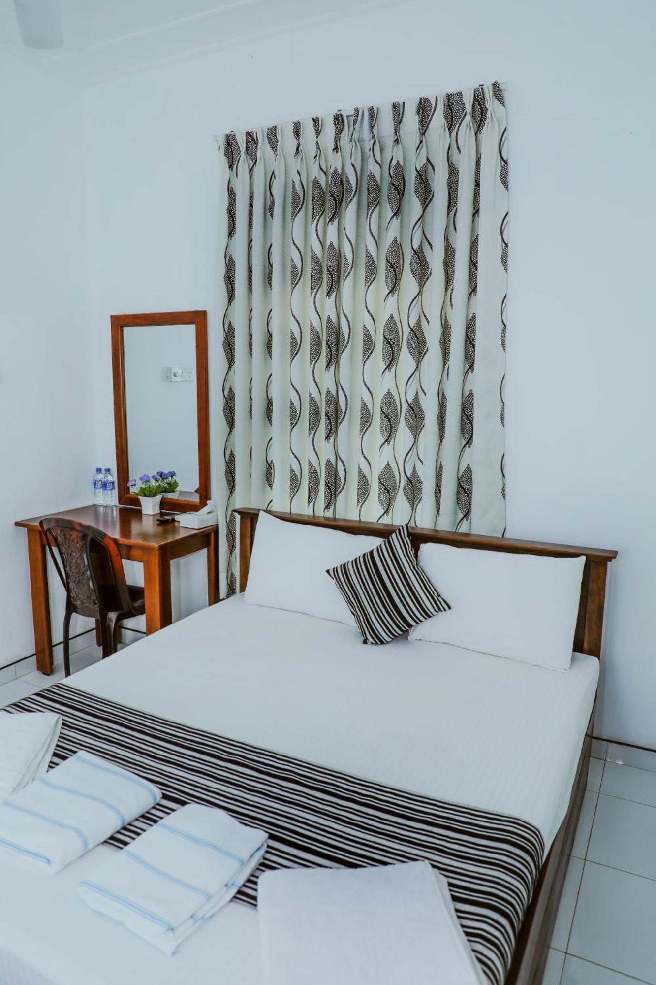 Bon Voyaage Tourist Inn Trincomalee Exterior foto