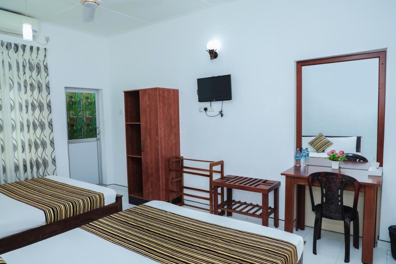 Bon Voyaage Tourist Inn Trincomalee Exterior foto